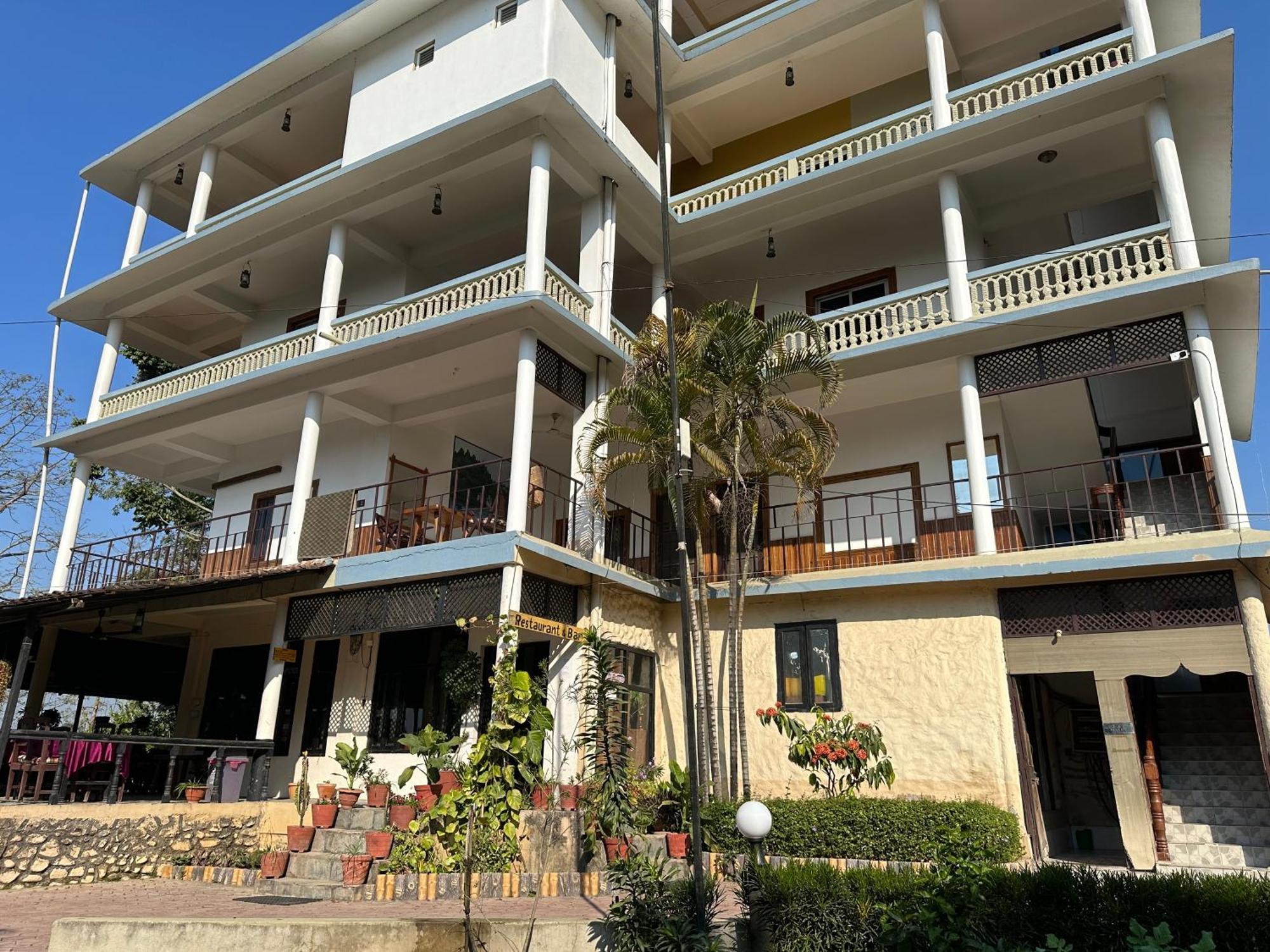 Hotel Riverside With Swimming Pool Sauraha Exterior foto