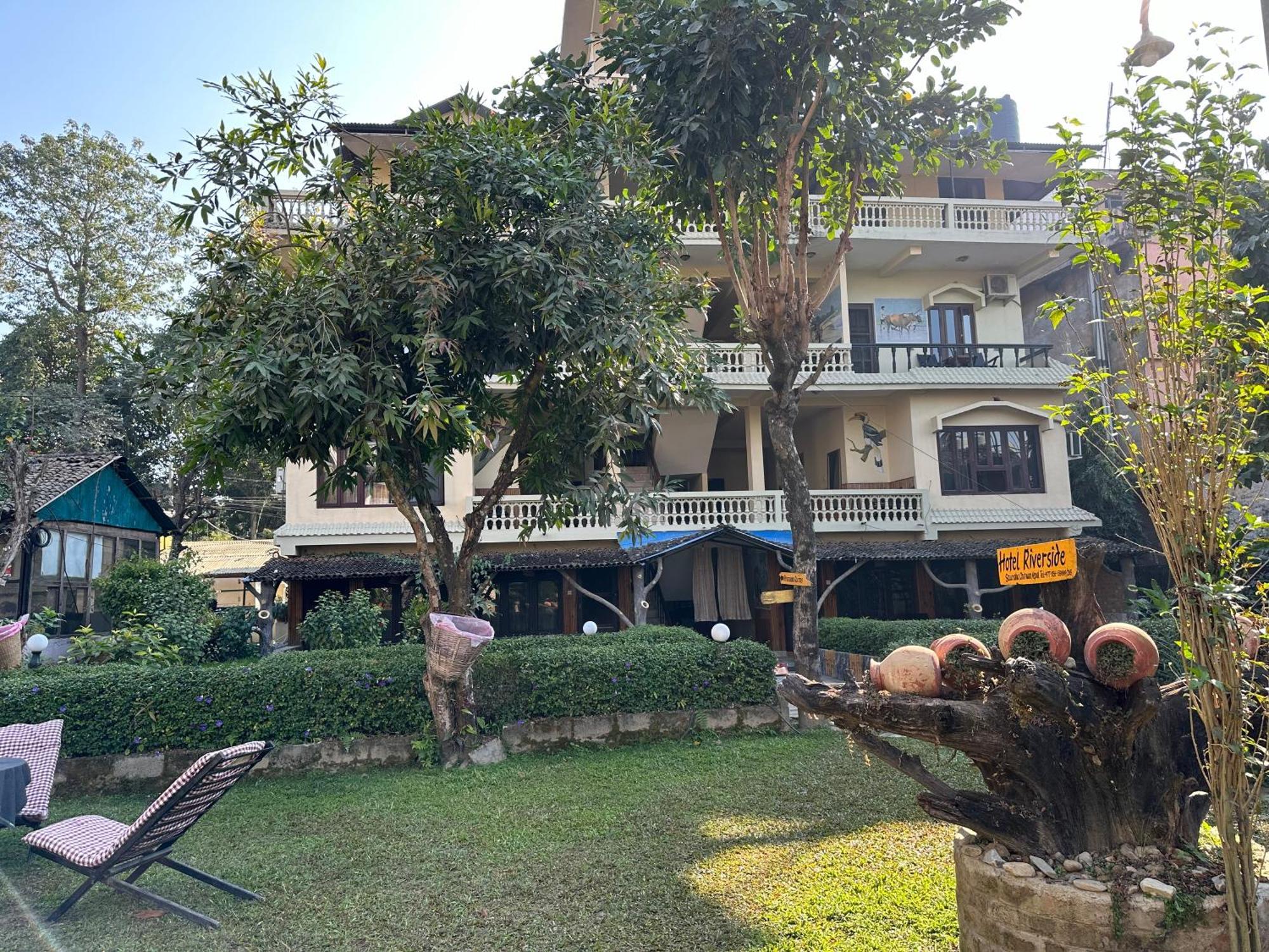 Hotel Riverside With Swimming Pool Sauraha Exterior foto