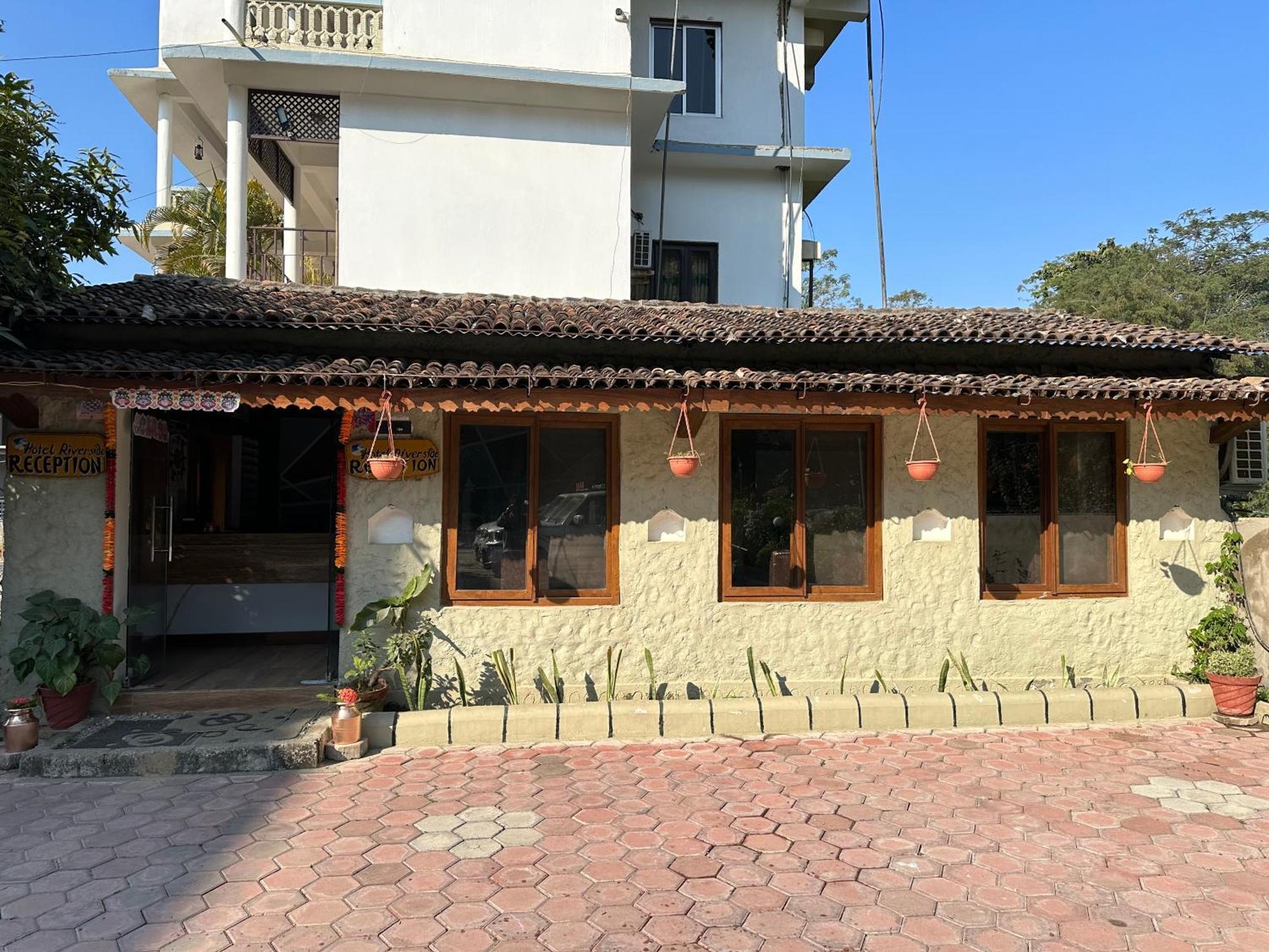 Hotel Riverside With Swimming Pool Sauraha Exterior foto