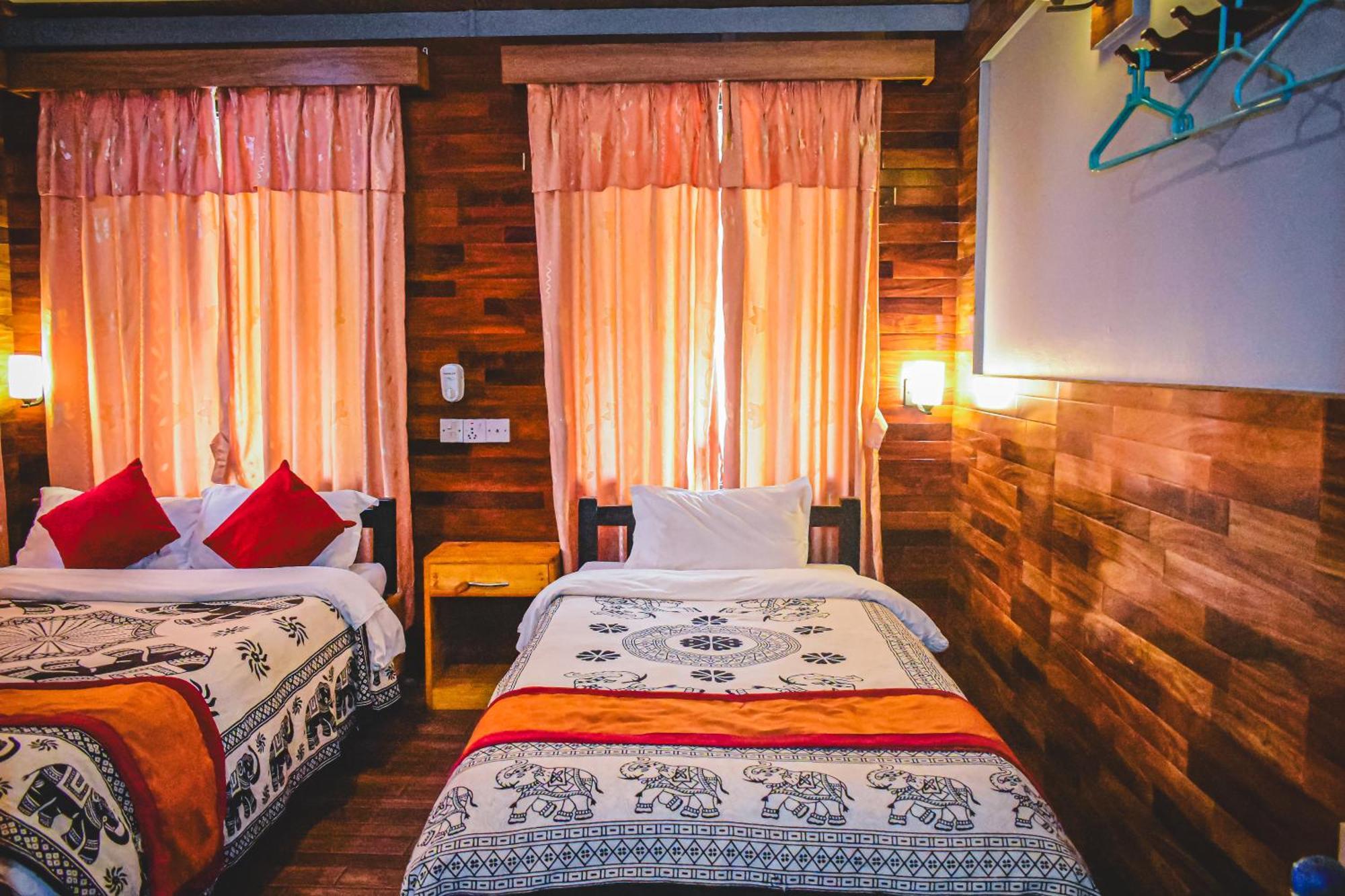Hotel Riverside With Swimming Pool Sauraha Exterior foto