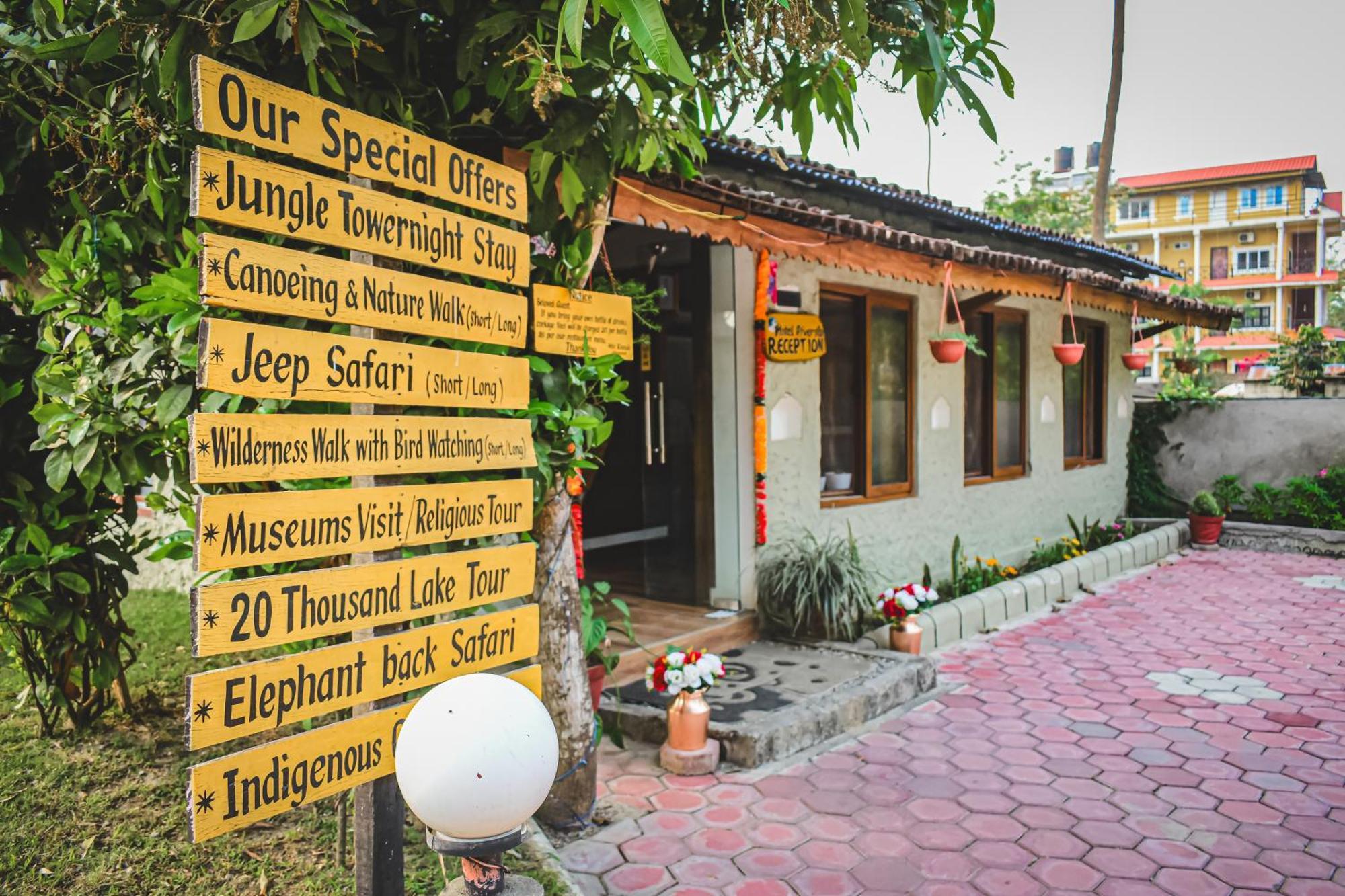 Hotel Riverside With Swimming Pool Sauraha Exterior foto