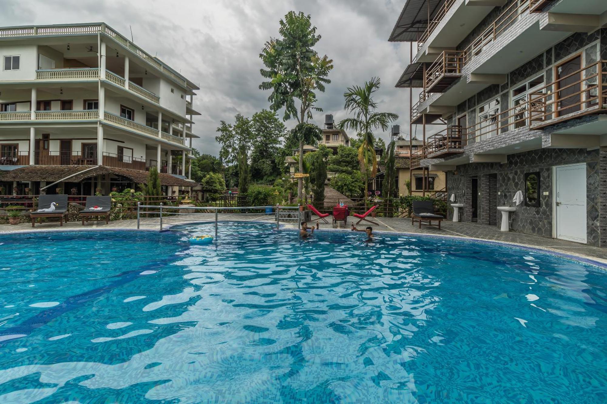 Hotel Riverside With Swimming Pool Sauraha Exterior foto