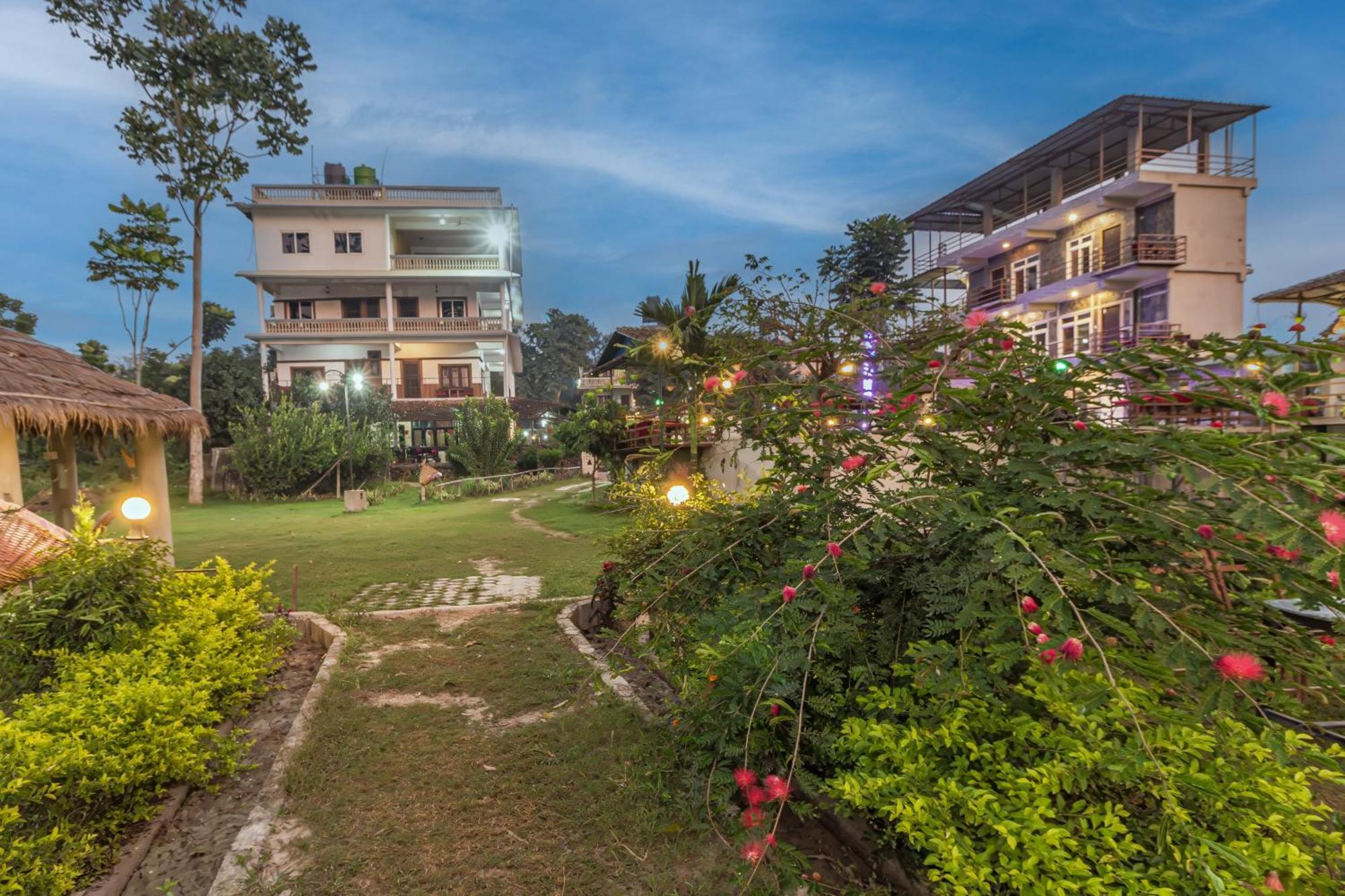 Hotel Riverside With Swimming Pool Sauraha Exterior foto