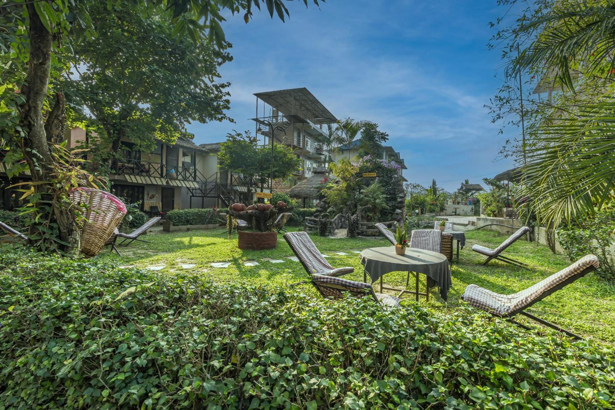 Hotel Riverside With Swimming Pool Sauraha Exterior foto