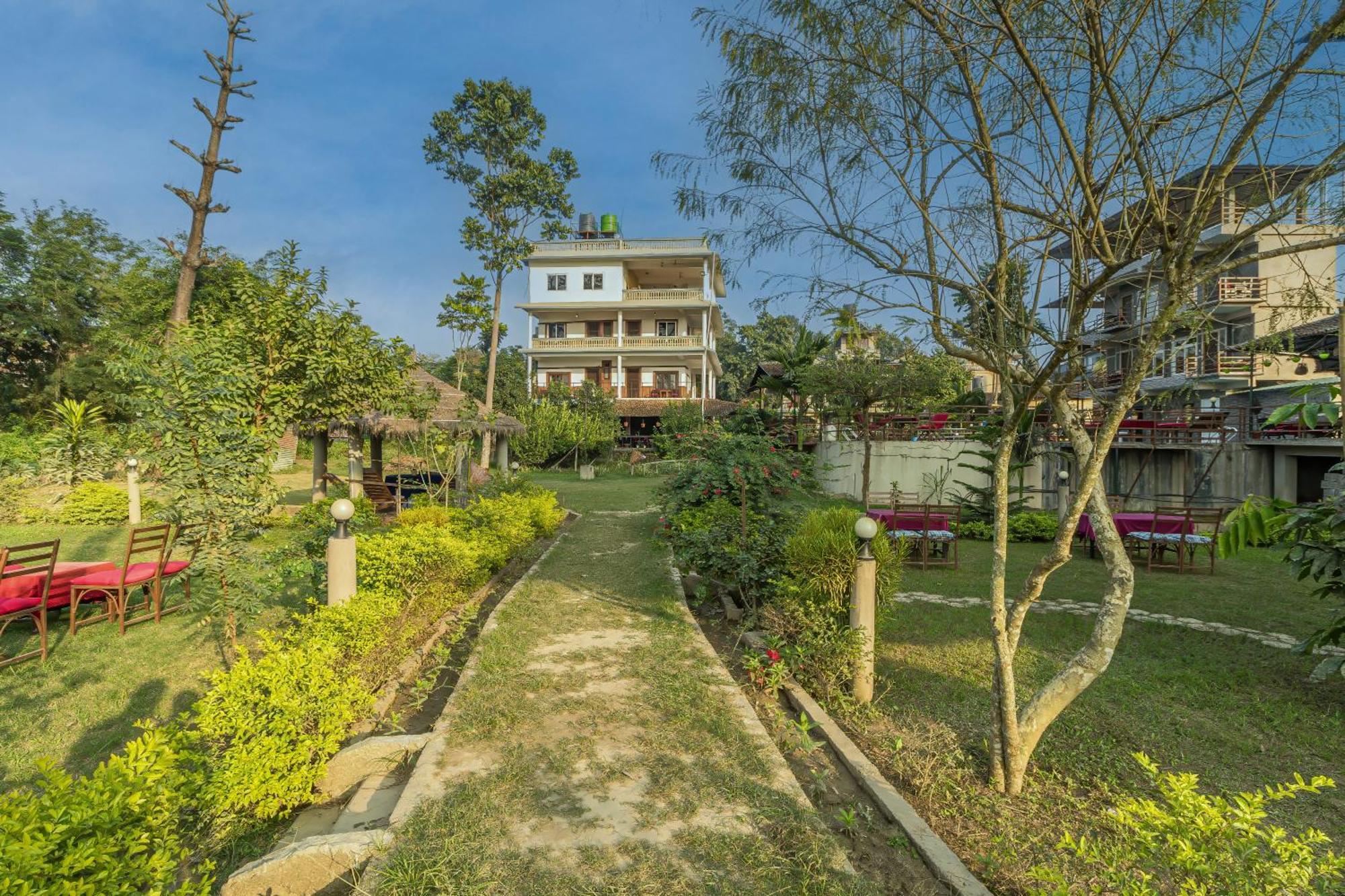 Hotel Riverside With Swimming Pool Sauraha Exterior foto