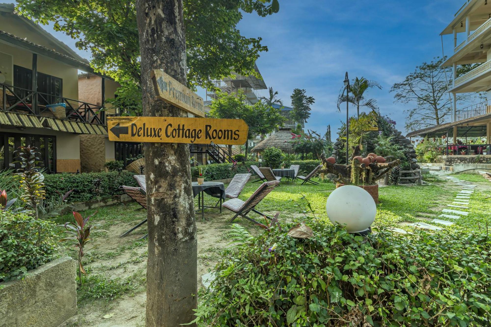 Hotel Riverside With Swimming Pool Sauraha Exterior foto
