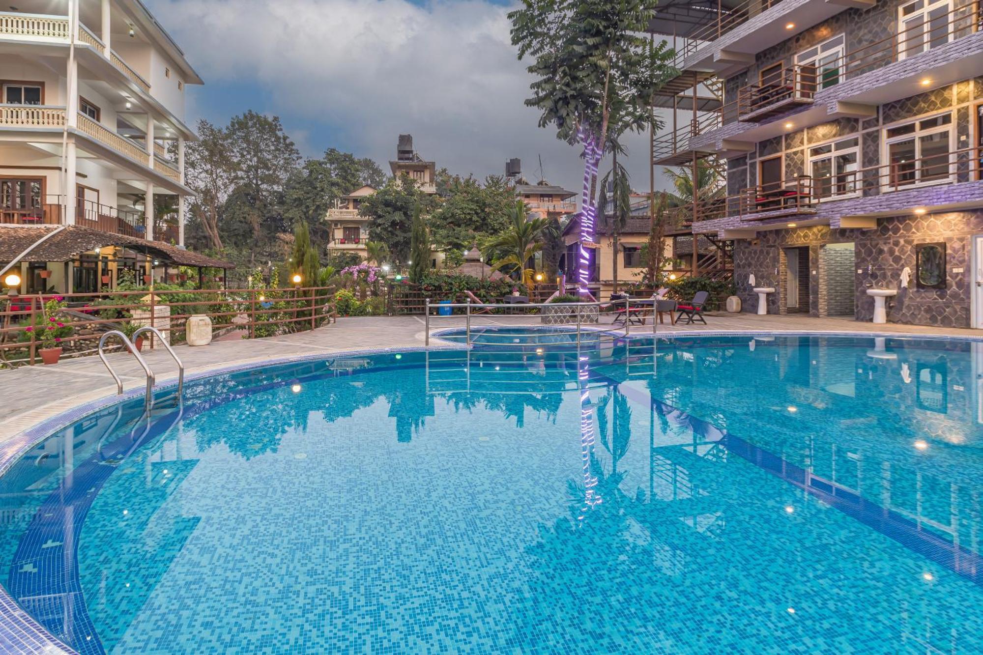 Hotel Riverside With Swimming Pool Sauraha Exterior foto