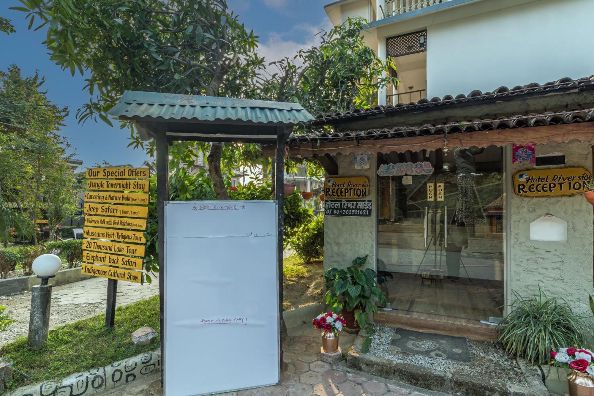 Hotel Riverside With Swimming Pool Sauraha Exterior foto